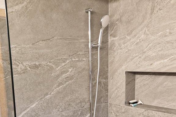 Neuer Duschbereich mit Grossformatplatten aus Keramik in der Grösse 120x120cm mit Regendusche