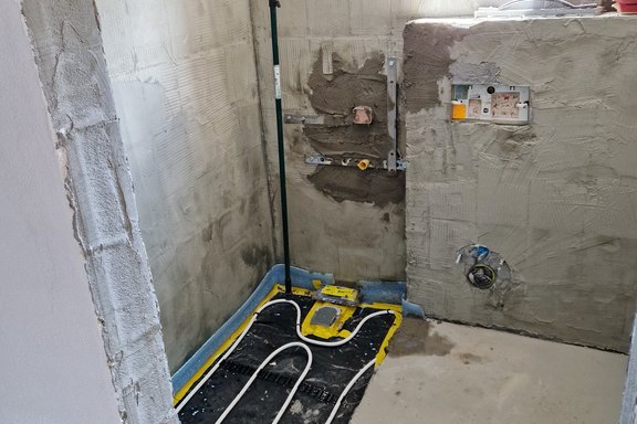Neuer Duschbereich mit Warmwasserfussbodenheizung ergänzt 