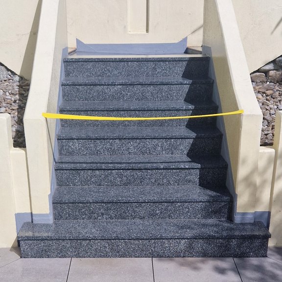 Ansicht erster Treppenlauf mit Natursteinplatten ohne Notdach – Abschluss