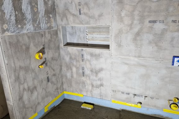 Neue Trockenbauwand ca. 60cm in Richtung Ankleide damit der Nassraum grösser wird