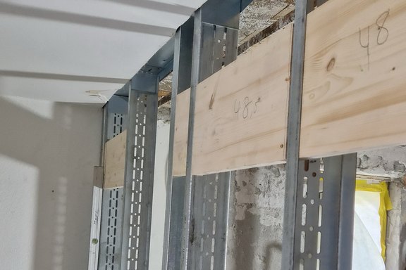 Neue Zwischenwand von Ankleide zu Nassraum in Trockenbauweise mit verstärkten Profilen und Holzeinlagen für Befestigung von Sanitärarmaturen
