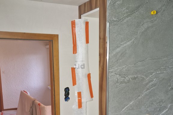 Neuer Einbauschrank mit Nussbaumholz zu Frontflächen