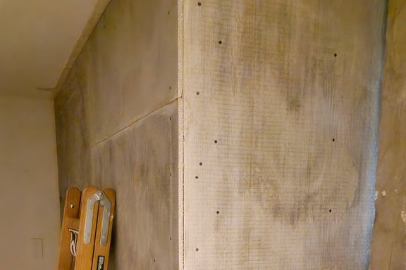 Neuer Trockenbau in Ankleide ca. 60cm in Ankleideraum, damit der Nassraum grösser wird