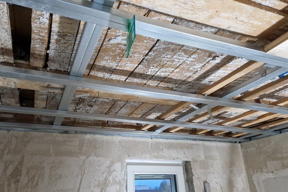 Neuer Deckenrost erstellen zur Aufnahme von Leichtbauplatten mit anschliessenden Glattputz