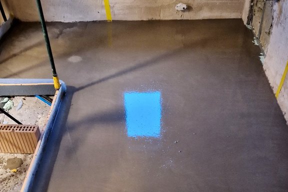 Neuer Zementfliessestrich mit erhöhten Druck und Biegezugfestigkeit - Abschalung Dusche